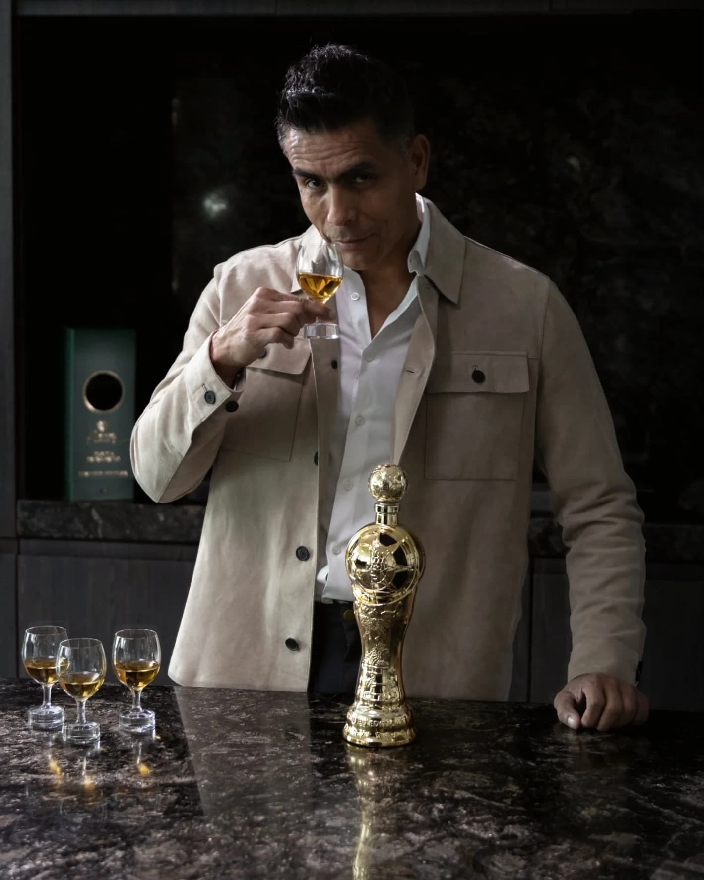 Oswaldo Sánchez catando Nuestro Placer Extra Añejo